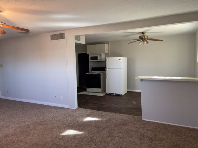 Building Photo - Henderson - 3 Bedrooms - 1 Baths - Corner Lot