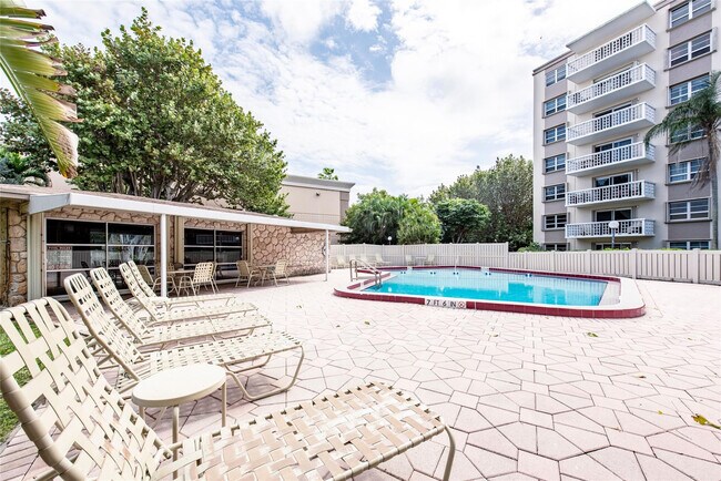 Building Photo - 1831 NE 38th St