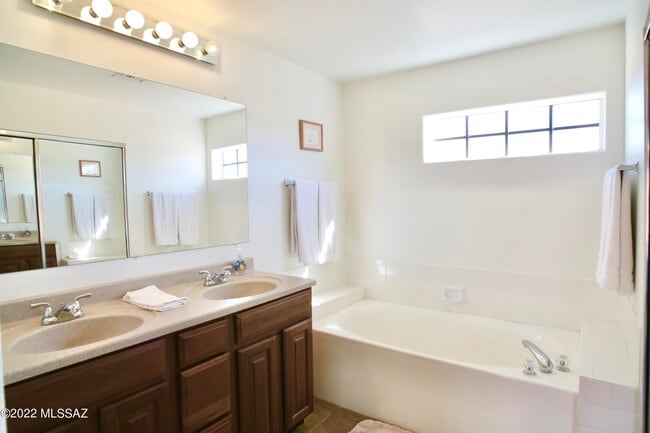Building Photo - 5258 N Adobe Cir