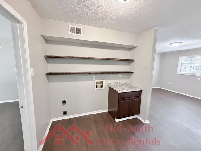 Building Photo - 729 Blackstone Ln