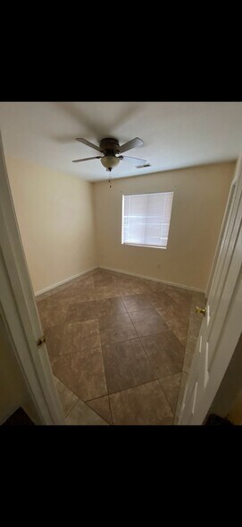 Building Photo - 23 Lakeview Dr