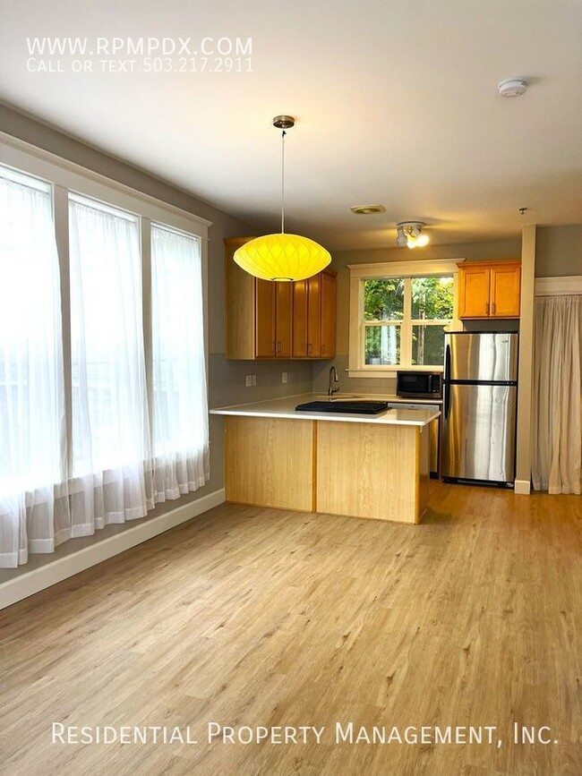 Building Photo - Sunlit End Unit 2 Bedroom Plus Flex Space,...