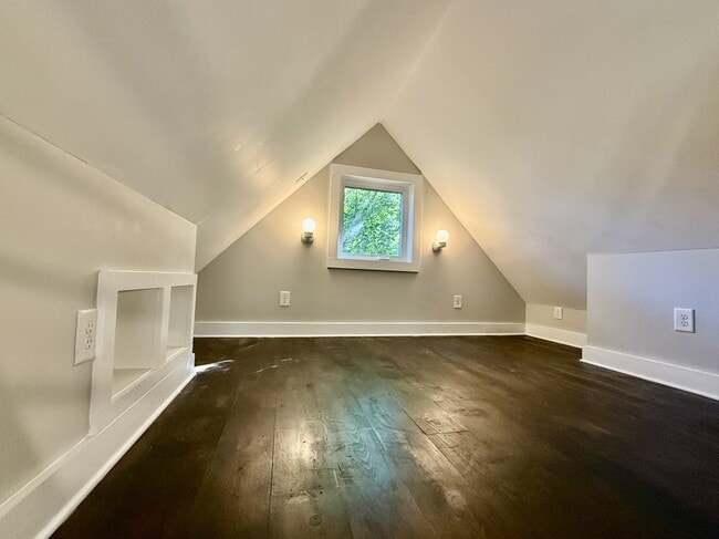 Building Photo - 574 Primitive St