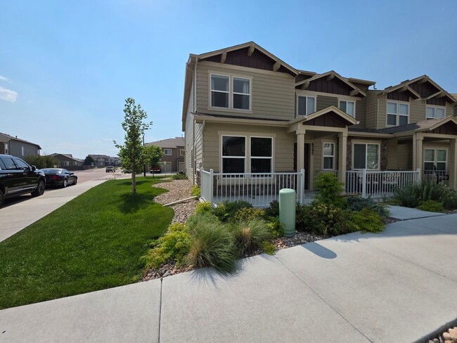 Building Photo - Gorgeous 2 Bed 3 bath Town Home In Lorson Ranch!!