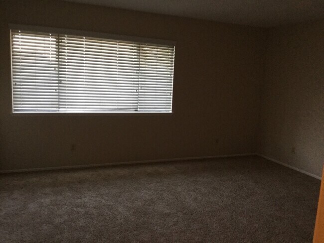 Building Photo - 2 Bedroom 2.5 Bathroom Condo in Canyon Crest