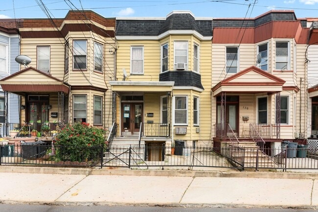 Building Photo - 136A Sherman Ave