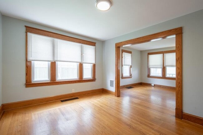 Building Photo - 614 Hoosick St