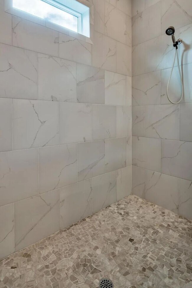 Building Photo - 989 Forest Shore Dr