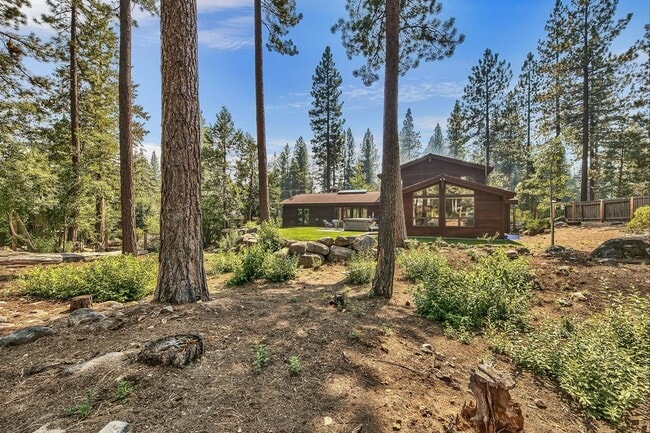 Building Photo - Perfect Location