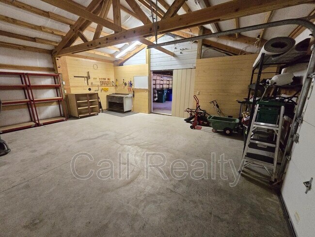 Building Photo - 920 N Vercler Rd