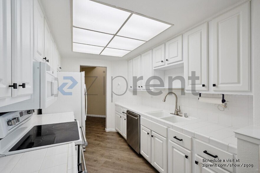Building Photo - 25 Cove Ln