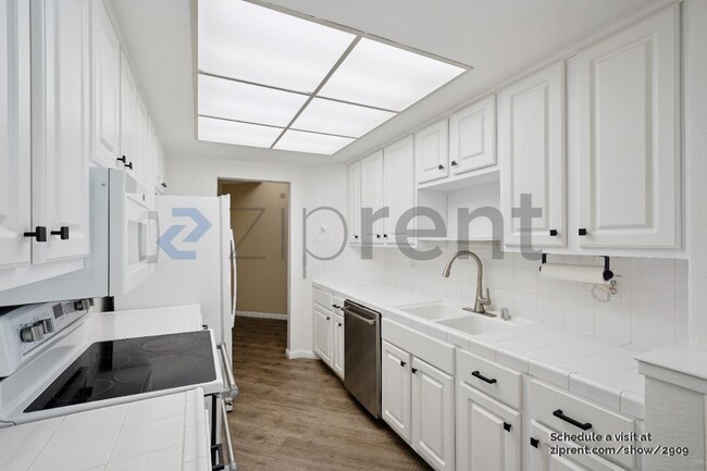 Building Photo - 25 Cove Ln