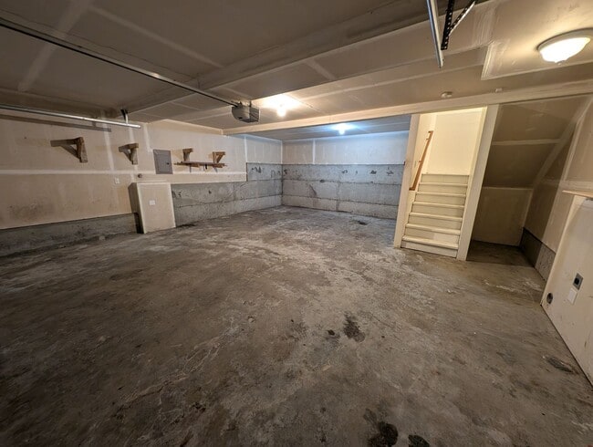 Building Photo - Centrally Located 3 Bedroom Triplex Unit Avail. for Rent - W/S/G paid with rent