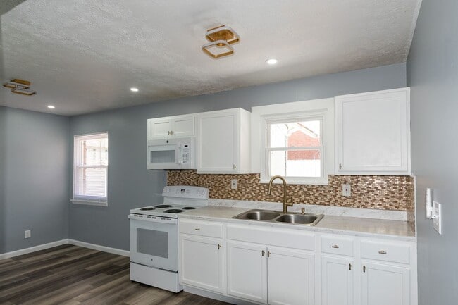 Building Photo - Beautifully Updated 3BR Home with Fenced Yard & Covered Porch