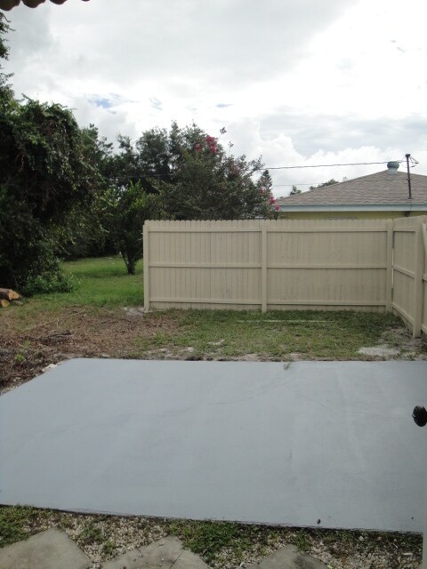 Building Photo - CLOSE TO SHOPPING AND SCHOOLS AVAIL OCTOBE...