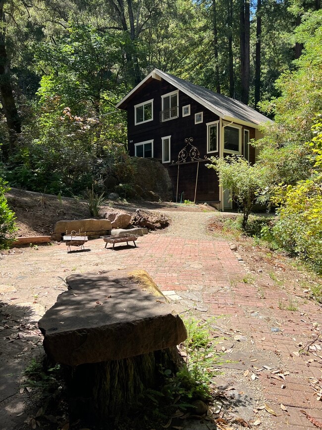 Building Photo - 2012 Sparrow Valley Rd