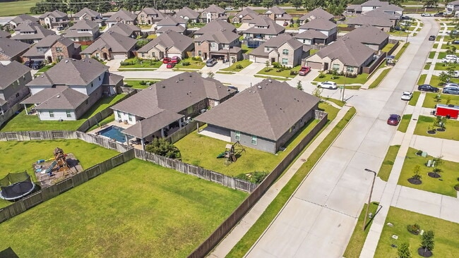 Building Photo - Stunning 4-bedroom, 3-bathroom single-stor...