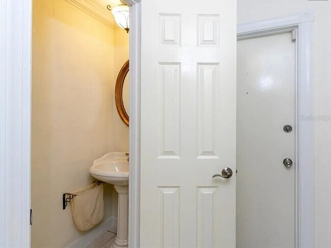 Building Photo - Centrally Located 3 bedroom 2.5 bath Townh...