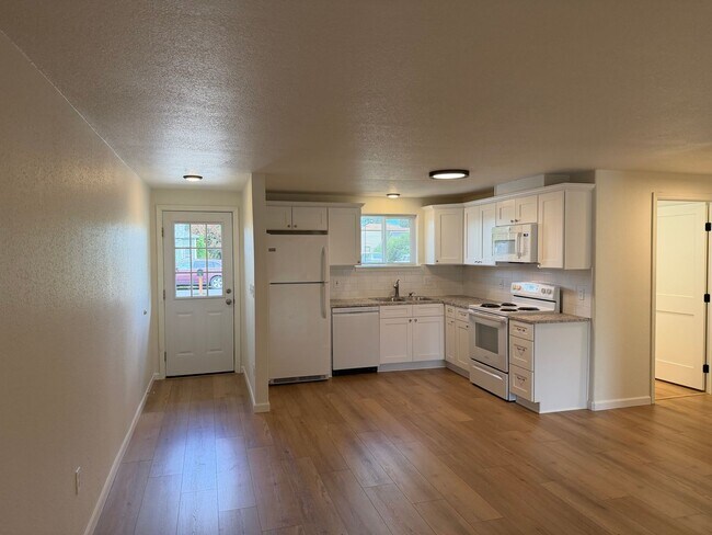 Building Photo - Updated 3 bedroom 1 bath duplex in Junction City!