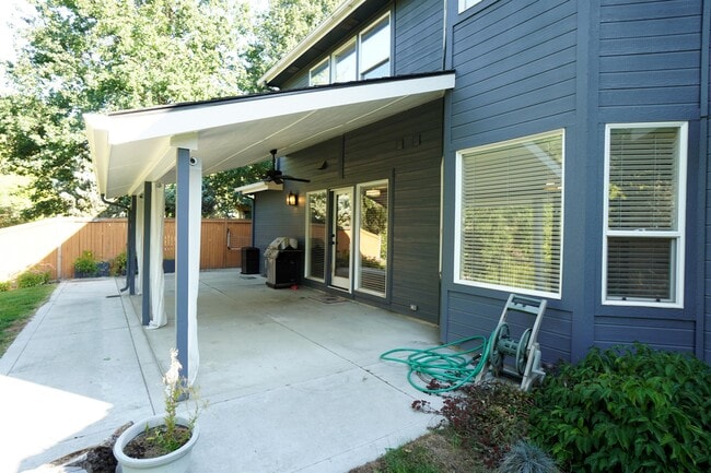 Building Photo - 2747 E Migratory Dr