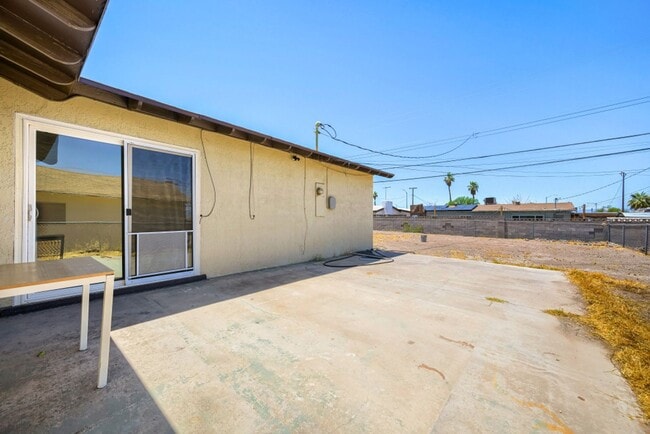 Building Photo - Don't Miss This Charming 3 bed - 2 bath Newly Renovated Home!