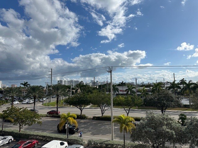 Building Photo - 1333 E Hallandale Beach Blvd