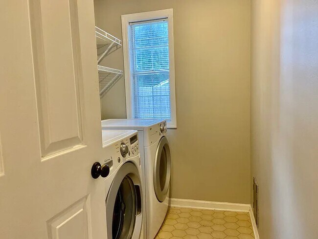 Building Photo - Large 3 bed, 2 bath home in Auburn