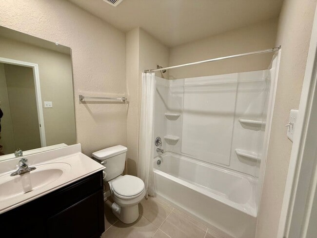 Building Photo - Modern Comfort and Stylish Living