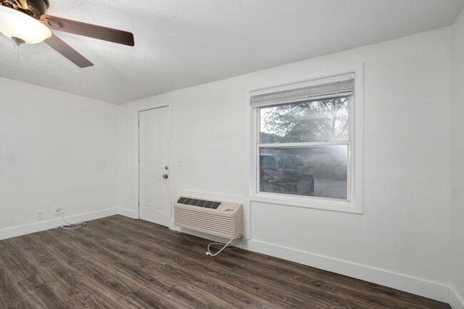 Building Photo - 21 Larue St