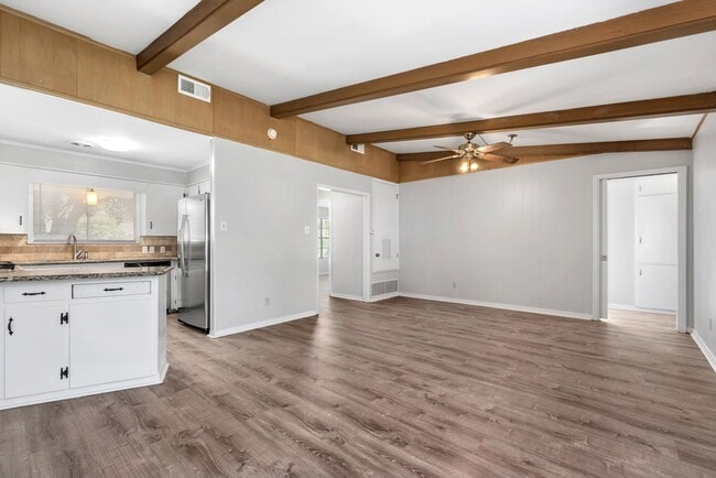 Building Photo - AUGUST PRE-LEASE Centrally Located Updated...