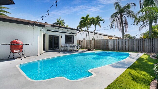Building Photo - 16887 Royal Poinciana Dr