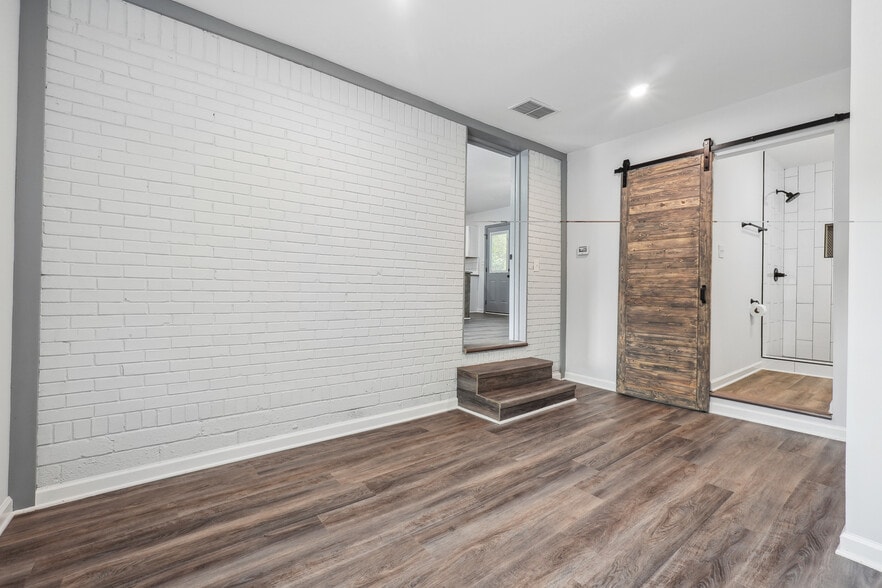 Building Photo - 2899 Gresham Rd SE