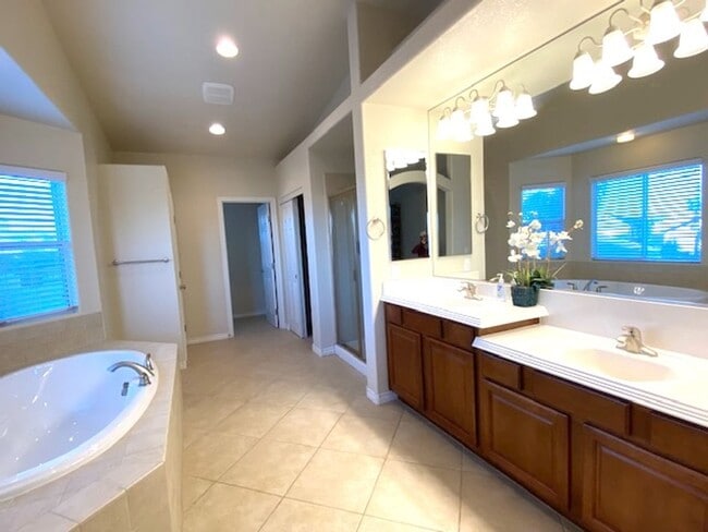 Building Photo - Available on July 31, 2025 For Viewing. Su...