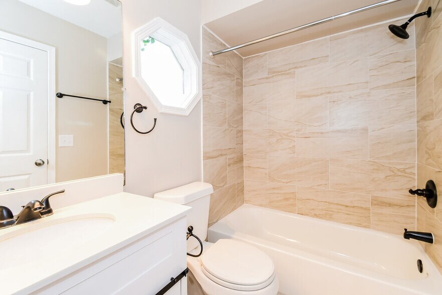 Building Photo - 4357 Lake Woodbourne Dr S