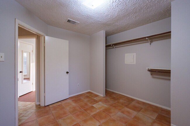 Building Photo - 7521 Brookleaf Dr