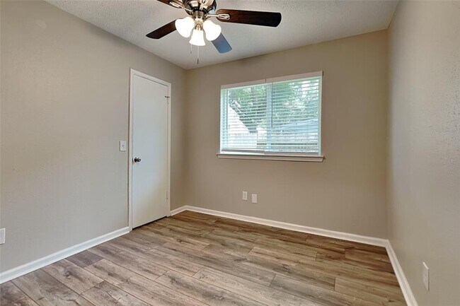 Building Photo - 3912 Ashwood Dr