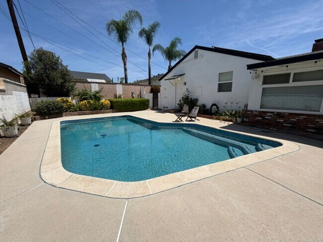 Building Photo - 459 N Jenifer Ave