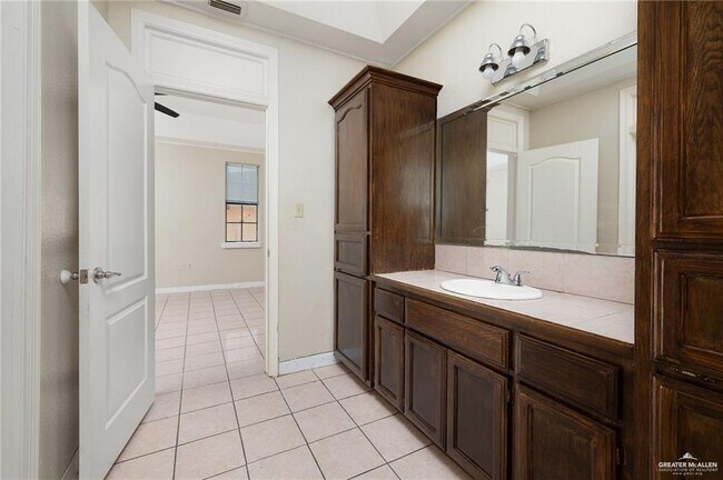 Building Photo - 104 Paseo Del Rey