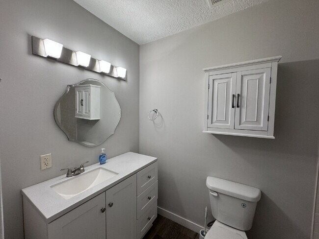 Building Photo - Charming Renovated Home Just Outside the City