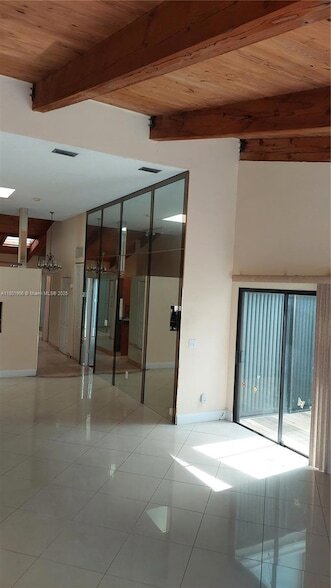 Building Photo - 2675 Parkview Dr S