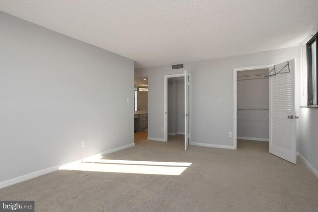 Building Photo - 1101 S Arlington Ridge Rd