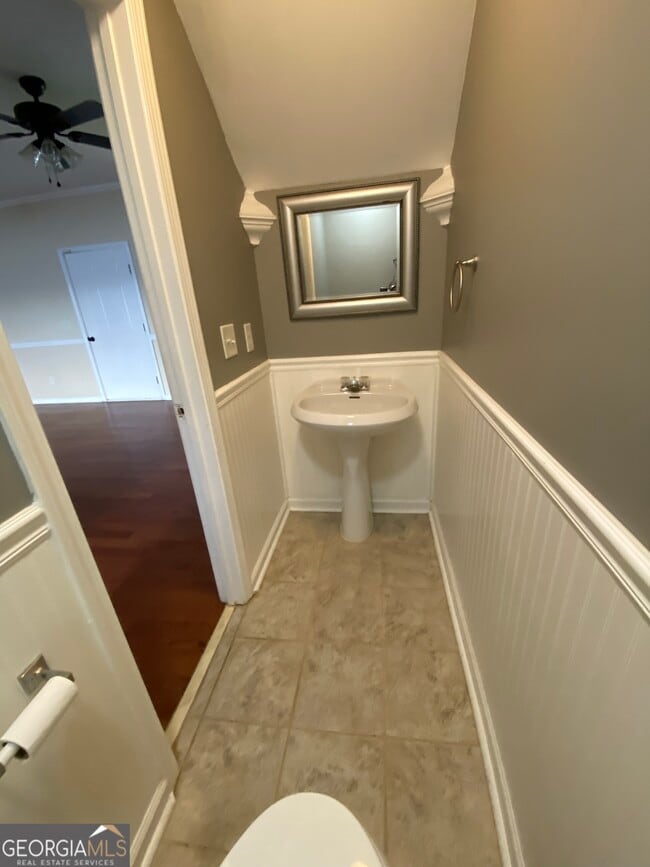 Building Photo - 212 Village Dr