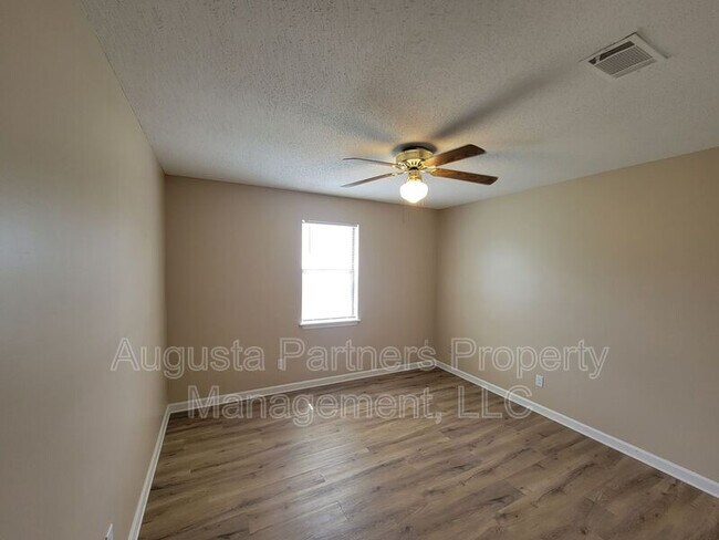 Building Photo - 207 Flores Ln