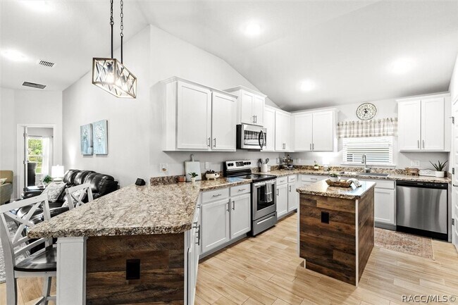 Building Photo - 615 W Rexford Dr