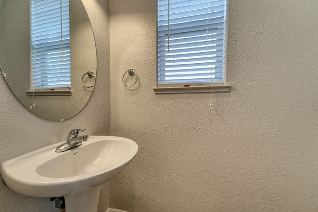 Building Photo - Spacious 4-Bedroom Home with Den – North Y...