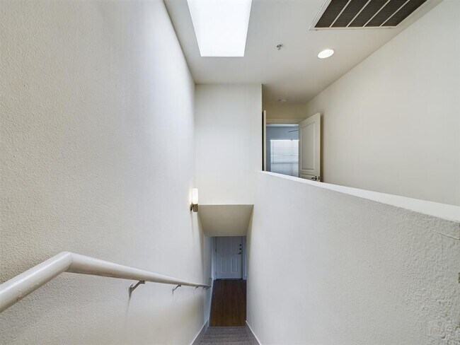 Building Photo - 711 W 32nd St