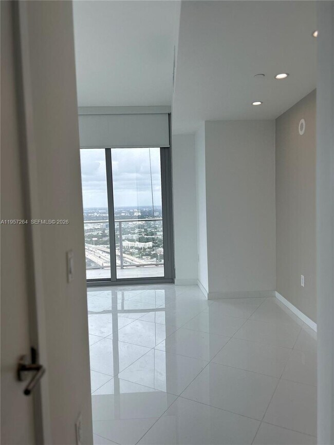 Building Photo - 851 NE 1st Ave