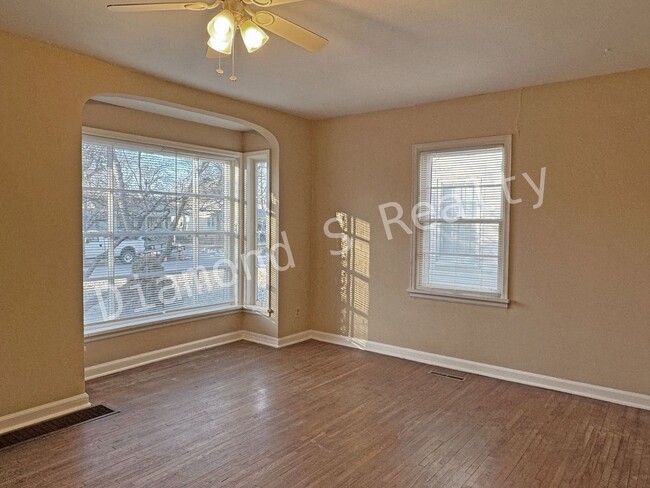 Building Photo - Cute and Clean 2 Bedroom Home Close to Mercy!