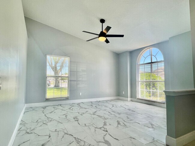 Building Photo - Ventura Luxury