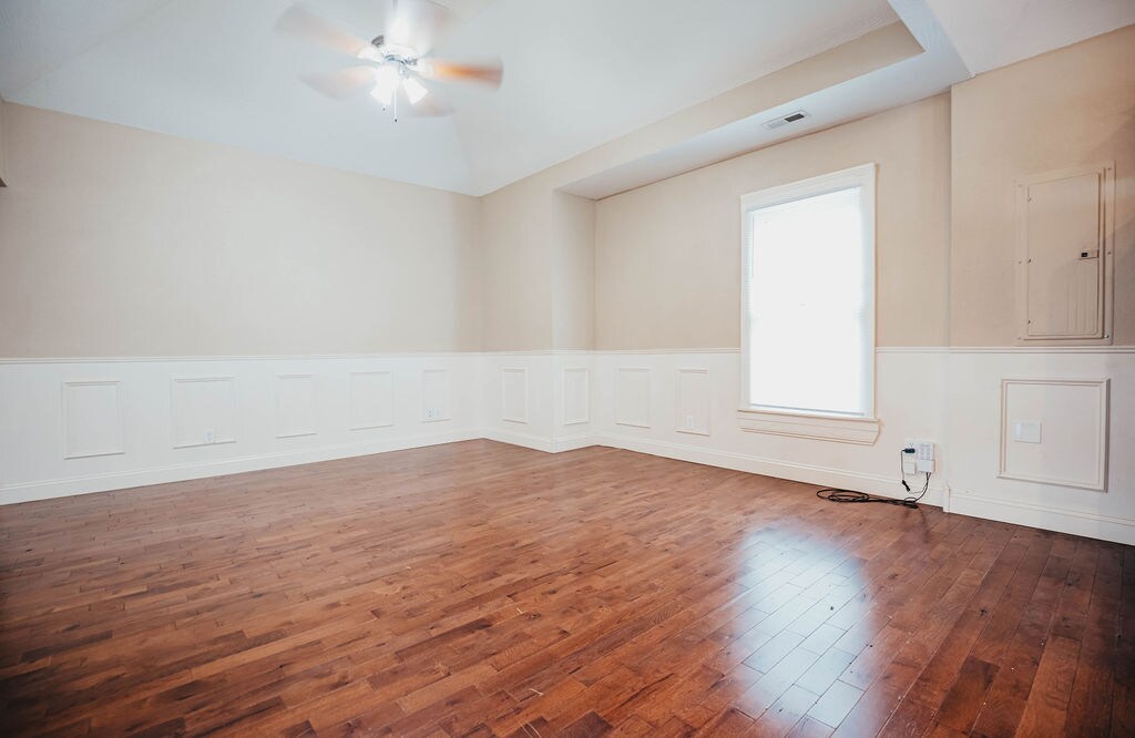 Building Photo - 1046 E Walnut St